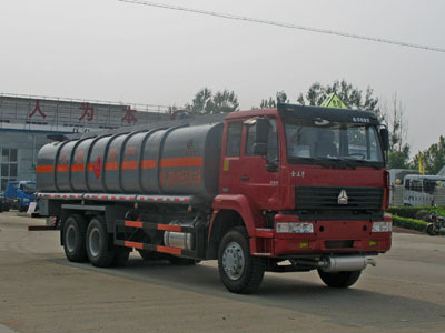 重汽后雙橋12噸加油車/17.9立方米運(yùn)油車 專用運(yùn)輸領(lǐng)域的可靠伙伴