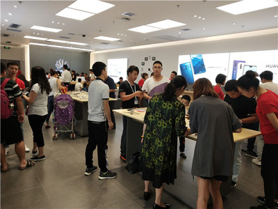 華為門店單店三日銷售額突破60萬，體驗(yàn)式消費(fèi)引領(lǐng)電子產(chǎn)品零售新浪潮